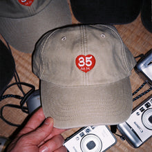 Cargar imagen en el visor de la galería, Love 35mm Gorra Vintage Crema
